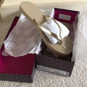 NIB Tory Burch metallic leather flip-flops sz 7